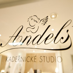 Logo Andel's na výloze kadeřnického studia Andel's